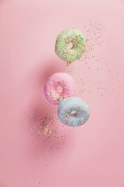 Tatlı ve düşen veya uçan ben sprinkles ile renkli donut