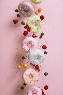 Tatlı ve düşen veya hareket halinde uçan renkli donut