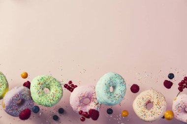 Tatlı ve düşen veya hareket halinde uçan renkli donut