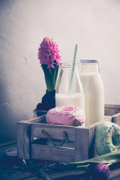 Milch und Donuts — Stockfoto