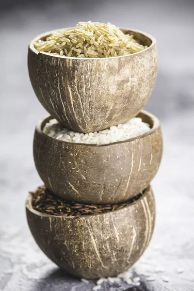 Sortiment av olika ris i skålar — Stockfoto