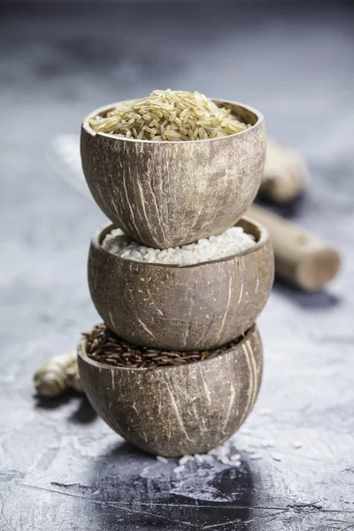 Assortiment van verschillende rijst in kommen — Stockfoto