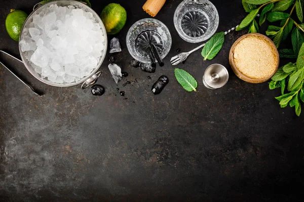 Cubo de hielo de metal e ingredientes mojitos —  Fotos de Stock