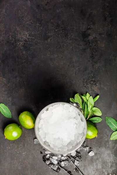 Cubo de hielo de metal e ingredientes mojitos — Foto de Stock