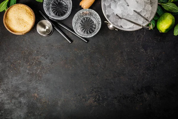 Cubo de hielo de metal e ingredientes mojitos — Foto de Stock