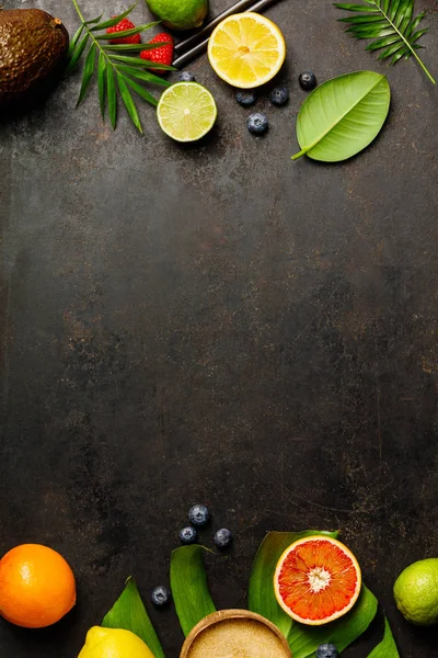 Cocktail fazendo ferramentas de bar, frutas tropicais e folhas em um escuro — Fotografia de Stock