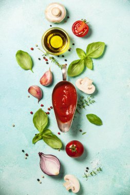 Mavi taş zemin üzerine taze malzemeler