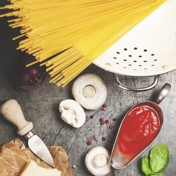 Tomatensaus met spaghetti en ingrediënt — Stockfoto