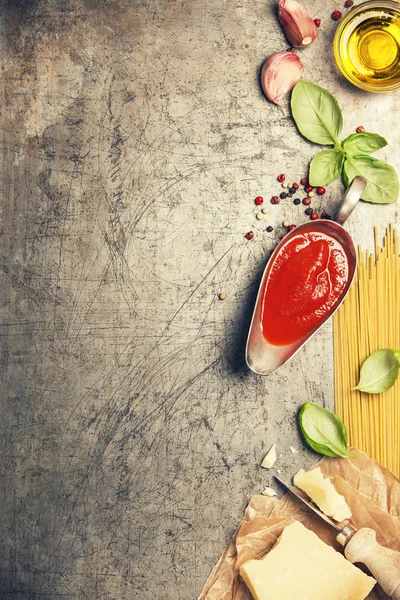 Salsa de tomate con espagueti e ingrediente —  Fotos de Stock