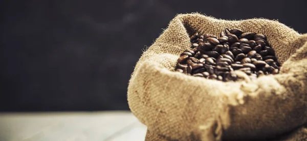 Grãos de café em saco de serapilheira — Fotografia de Stock