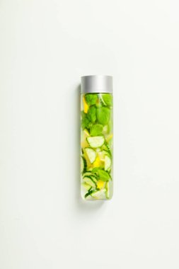 İnfüzyon su-dikey kompozisyon