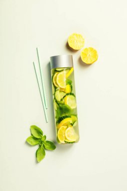 İnfüzyon su-dikey kompozisyon