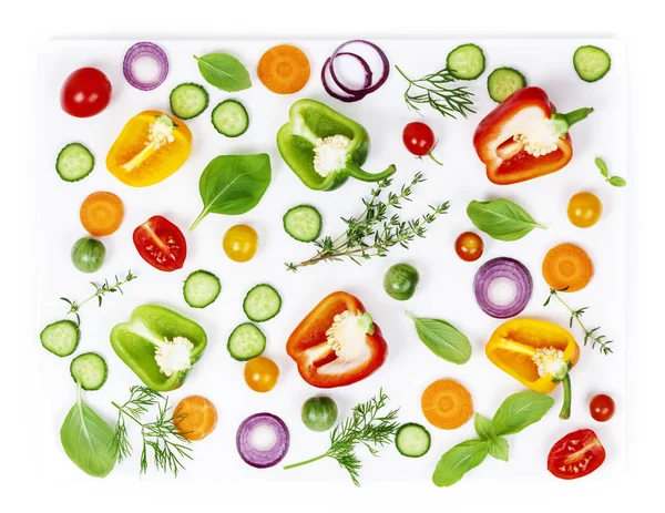 在白色的背景下，顶视图分离的新鲜有机蔬菜 — 图库照片
