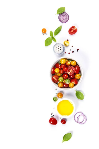 Paradicsom saláta, friss paradicsom, bazsalikom és olívaolaj — Stock Fotó