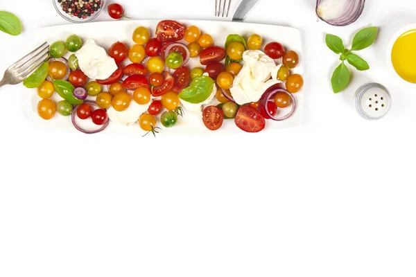白い背景の上のカプレーゼ サラダ — ストック写真