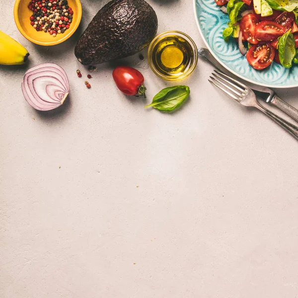 Salada saudável e ingredientes — Fotografia de Stock