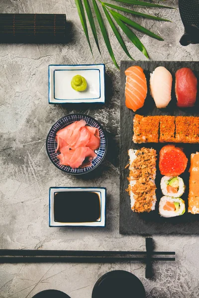 Platt-lay av sushi set — Stockfoto