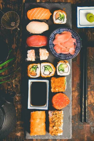 Platt-lay av sushi set — Stockfoto