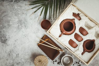 Çay beton arka plan üzerinde kutusunda ayarlayın