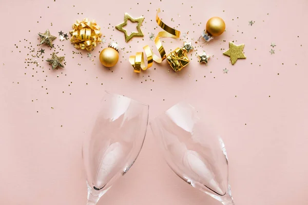 Płaskie ułożenie uroczystości. Kieliszki szampana i świąteczne dekoracje — Zdjęcie stockowe
