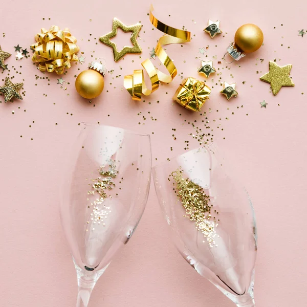 Piso laico de Celebración. Copas de champán y decoración navideña — Foto de Stock