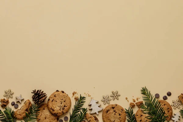 Noel arkaplanı çikolatalı kurabiyeler ve ahşap deco — Stok fotoğraf