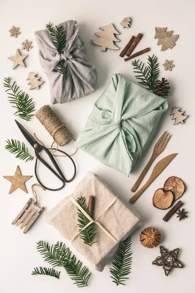 Cadeaux enveloppés de tissu et décorations de Noël en bois — Photo