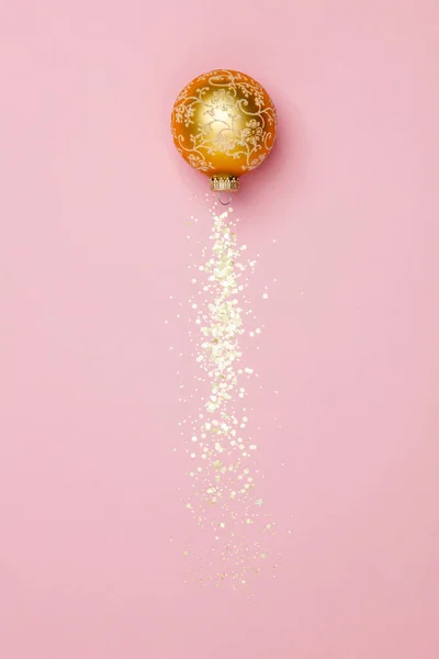用圣诞球和粉色背景的金色星光创作的作品 — 图库照片