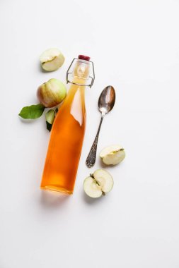 Elma sirkesi ve taze elma, düz yatıyordu, metin için alan