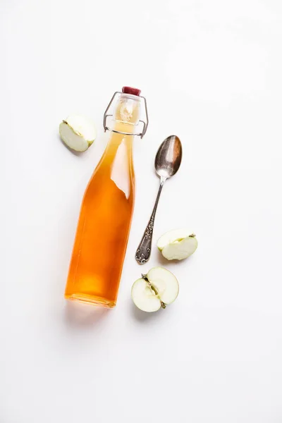 Vinagre de sidra de manzana y manzanas frescas, disposición plana, espacio para su texto — Foto de Stock