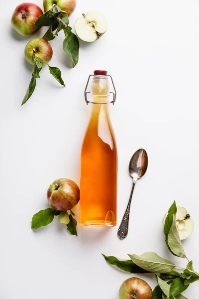 Vinagre de sidra de manzana y manzanas frescas, disposición plana, espacio para su texto — Foto de Stock