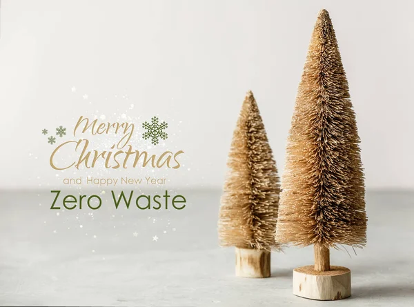 Árvores de Natal de fibra de coco com texto, zero conceito de resíduos — Fotografia de Stock