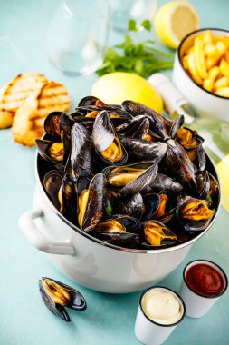 Beyaz şaraplı Belçika midyesi, limon, ot, kızarmış ekmek ve...