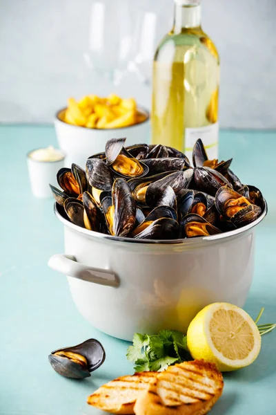 Belgian mussels in white wine with lemon, herbs, croutons and fr — Stock Photo, Image