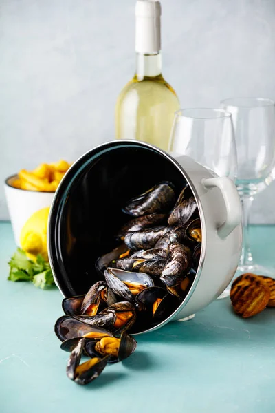 Belgian mussels in white wine with lemon, herbs, croutons and fr — Stock Photo, Image