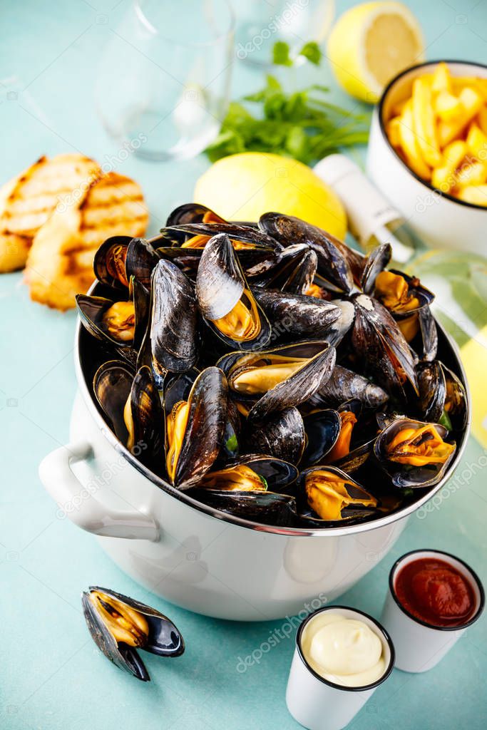 Belgian mussels in white wine with lemon, herbs, croutons and fr