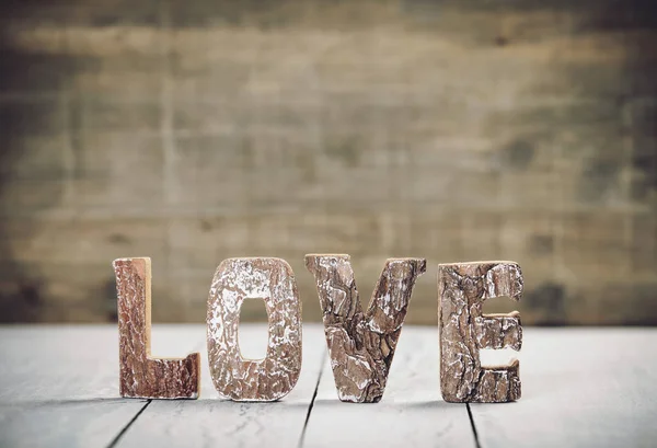 Concepto de San Valentín. Me encantan las letras de madera en la mesa. Amor letras de madera de cerca . —  Fotos de Stock