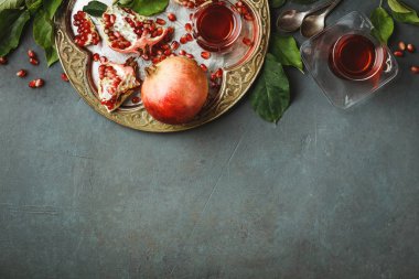 Koyu arkaplanda nar çayı, düz uzanma.