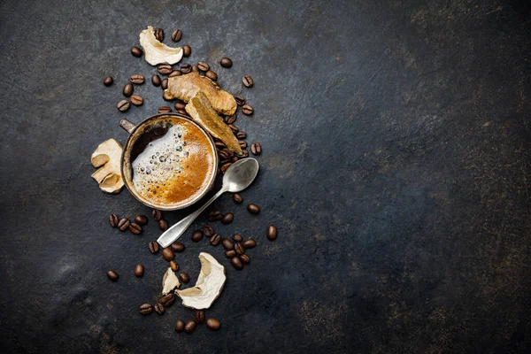 Mantar Chaga Kahve Superfood Trend-kuru ve taze mantarlar — Stok fotoğraf