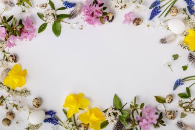 Beyaz arkaplan üzerine paskalya kompozisyonu