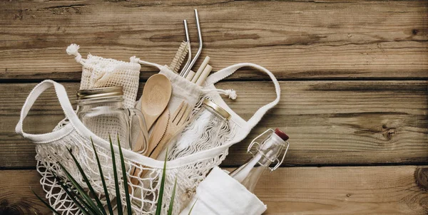 Bambuszos evőeszközökkel, újrahasznosítható üvegekkel és ökokoval ellátott hálós piaci zsák — Stock Fotó