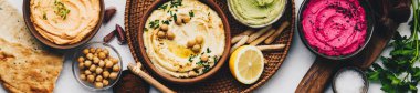 Çeşitli vejetaryen soslu humus.