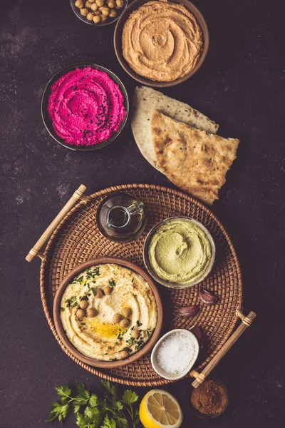 Flat-lay de varias chapuzas vegetarianas hummus —  Fotos de Stock