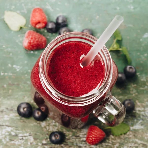 Frullato di bacche su sfondo rustico — Foto Stock