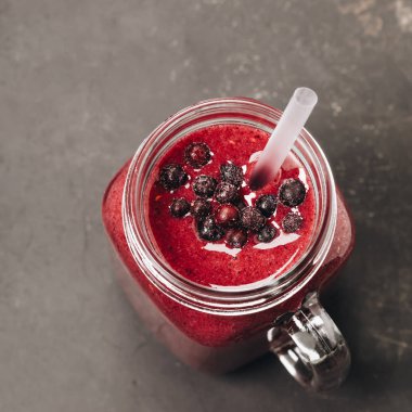 Berry smoothie rustik ahşap zemin üzerinde