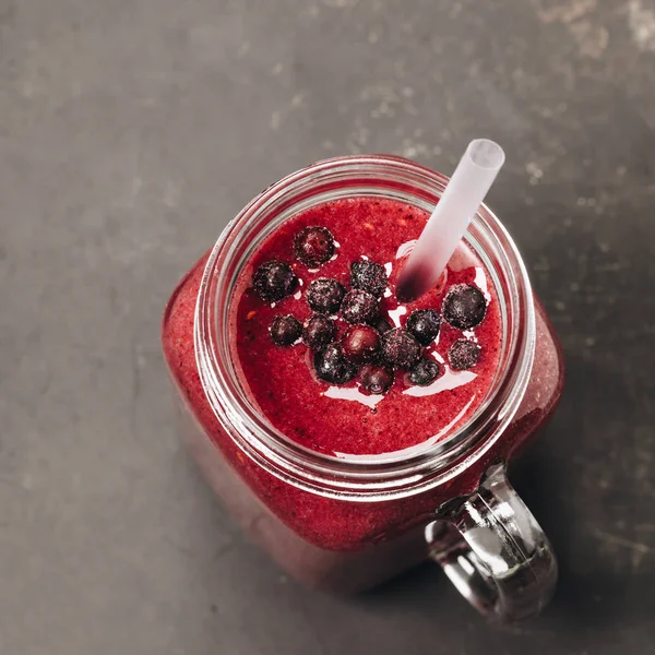 Berry smoothie rustik ahşap zemin üzerinde