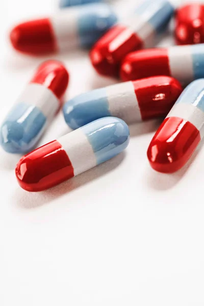 Асортимент фармацевтичних таблеток, таблеток і капсул на білому тлі — стокове фото