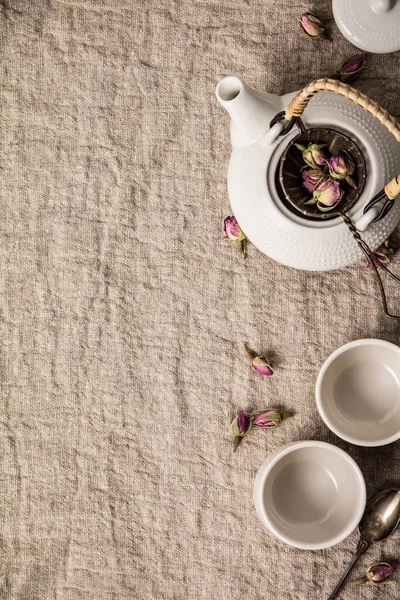 Chá de ervas com rosas, Fazendo botões de rosa chá flat lay — Fotografia de Stock