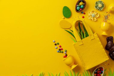 Sarı arka planda Paskalya süslemeleri ve tatlılar hissettim.