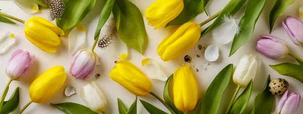 Osterfloraler Hintergrund, verschiedene Eier, Eierschale und Tulpen — Stockfoto